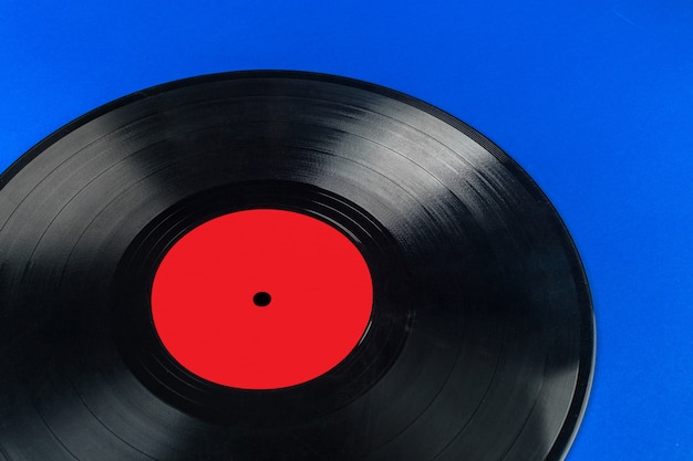 Disque vinyle rétro sur bleu