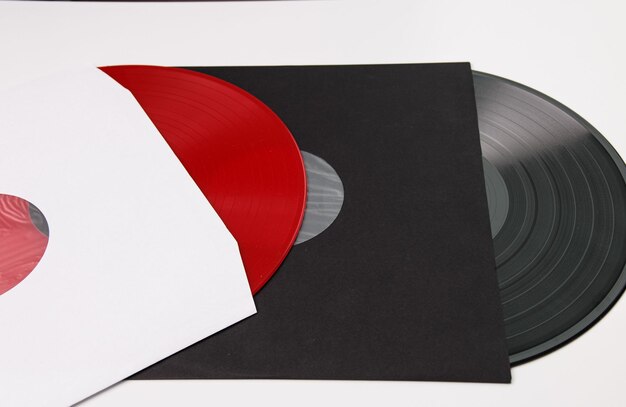 disque vinyle rouge et noir dans une enveloppe papier