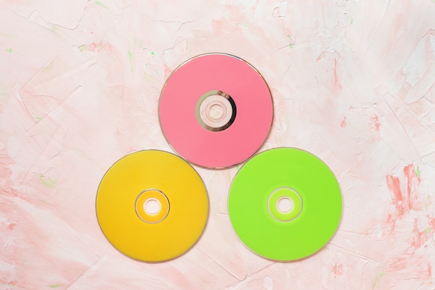 Disques Cd Ou Dvd Rouges Sur Fond Minimaliste Rétro Rose