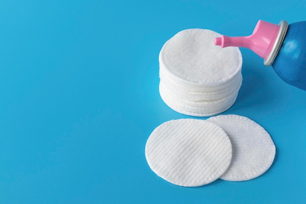 Disques de coton pour le soin de la peau pour le nettoyage du visage des cosmétiques avec de l'eau nettoyante tonique ou micellaire Produits cosmétiques