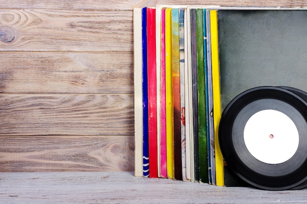Photo disques vinyles et écouteurs sur table. disque vinyle vintage