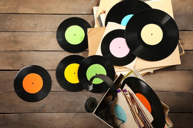 Disques vinyles et écouteurs sur table