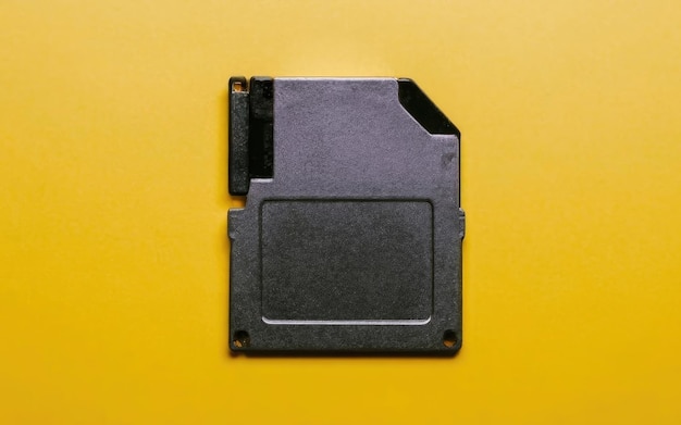 Photo disquette sur fond jaune