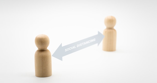 Distance entre l'icône humaine en bois. Concept de distanciation sociale et d'isolement.