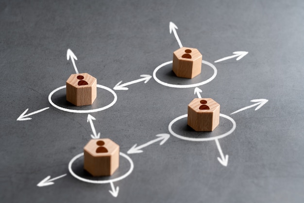 Distance sociale de la figure en bois