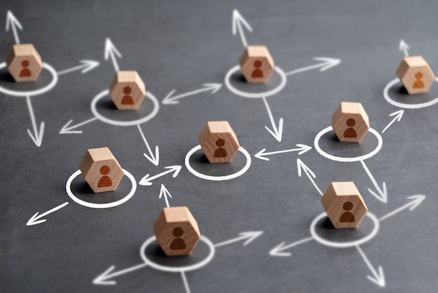 Distance sociale de la figure en bois