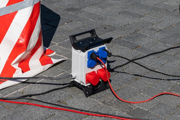 Distributeur d'électricité portable sur une rue pavée