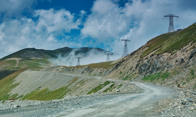 District routier de montagne de la région de Jalal-Abad dans l'ouest du Kirghizistan