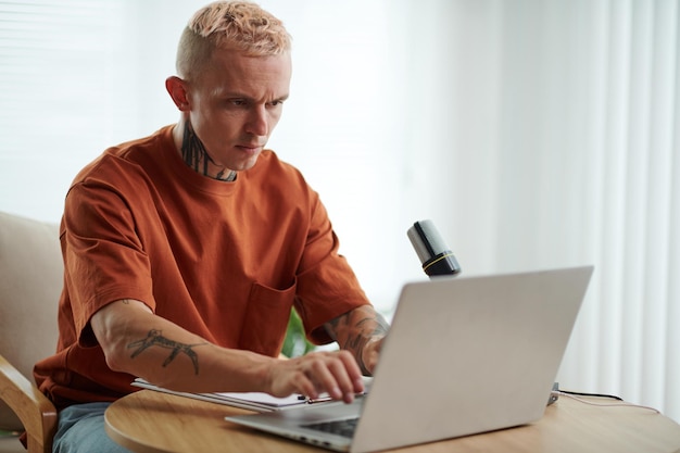 Éditeur fronçant les sourcils travaillant sur un scénario dans son bureau