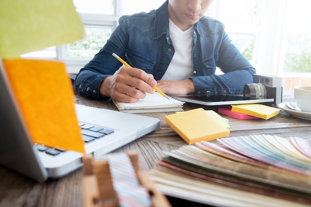 Éditeur de photo indépendant, artiste, graphiste travaillant au bureau dans un bureau créatif. Dessin d&#39;artiste sur une tablette graphique au bureau.