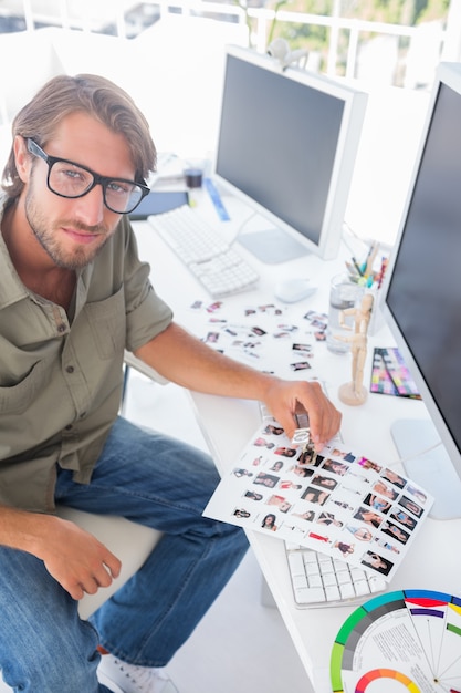 Éditeur de photos en levant son travail