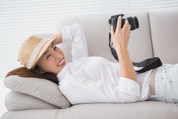 Éditeur de photos en regardant sa caméra