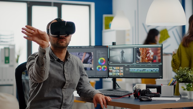 Éditeur vidéo expérimentant un casque de réalité virtuelle