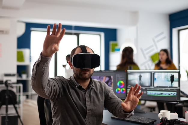 Éditeur vidéo faisant l'expérience d'un casque de réalité virtuelle faisant des gestes d'édition de montage de film