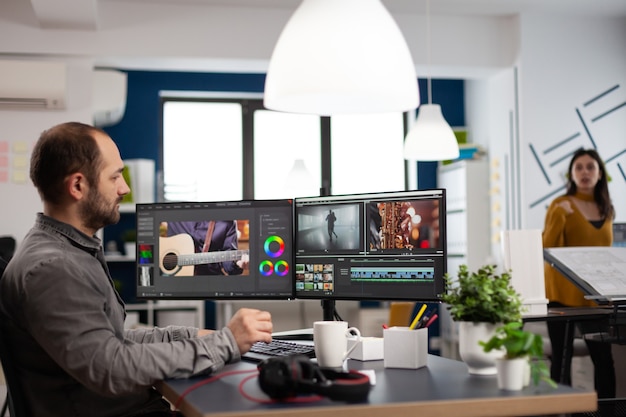 Éditeur vidéo homme éditant un projet de film travaillant dans une agence multimédia de création de démarrage