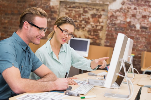 Éditeurs photo occasionnels au travail dans le bureau