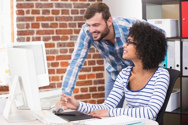 Éditeurs de photos utilisant un numériseur au bureau