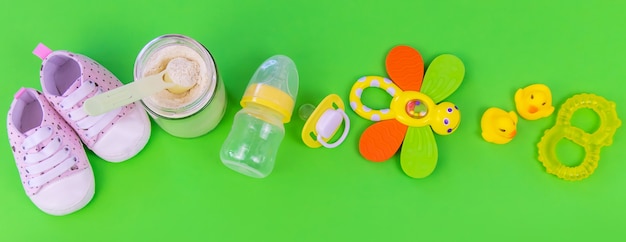 Divers Accessoires Pour Bébés. Fond Vert. Mise Au Point Sélective.