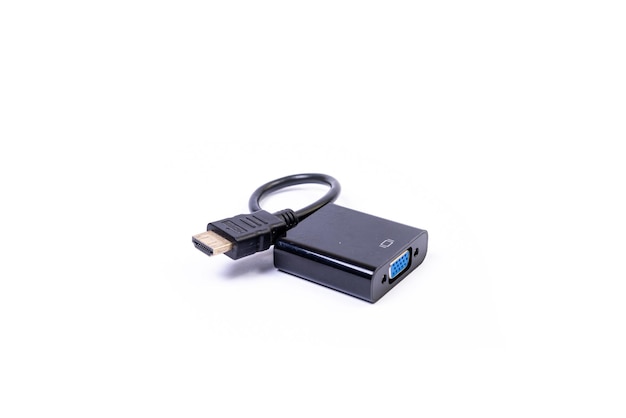 Divers adaptateurs de câbles convertisseurs pour ordinateurs et smartphones HDMI VGA USB DVI DP isolés sur blanc