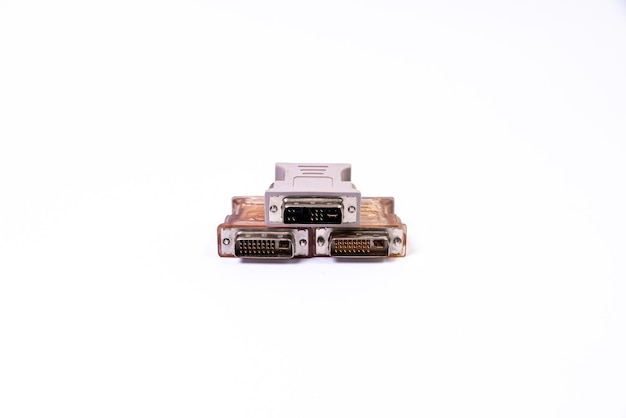 Divers adaptateurs de câbles convertisseurs pour ordinateurs et smartphones HDMI VGA USB DVI DP isolés sur blanc