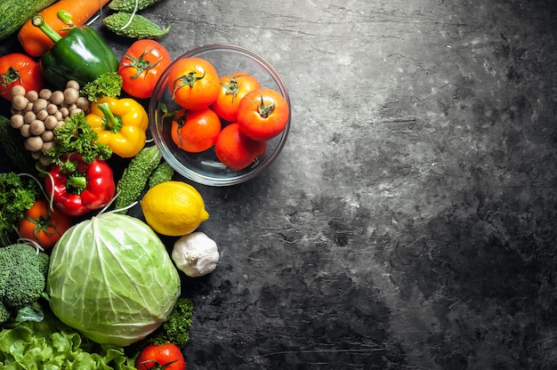 Divers aliments biologiques de légumes frais pour la santé sur fond rustique