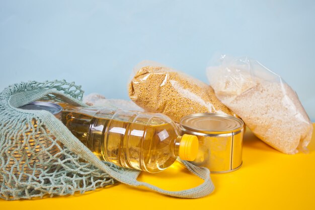 Divers aliments en conserve et céréales sur la table. Dons de nourriture. Livraison de nourriture.