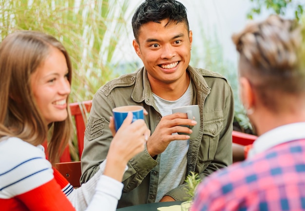 Divers amis ayant une pause-café ensemble