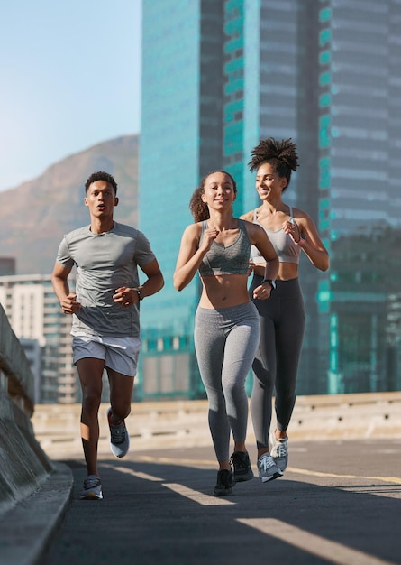 Divers amis de fitness et courir ensemble en ville pour la liberté ou la motivation d'un mode de vie sain Équipe d'entraînement sportif d'athlète coureur et entraîneur de bien-être entraînement en plein air pour l'objectif d'exercice cardio