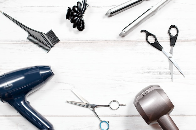 Divers appareils de coiffure sur fond blanc, vue de dessus