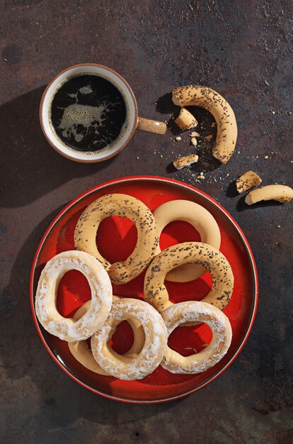 Divers bagels sur plaque rouge et tasse de café