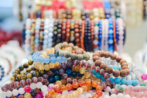 Divers Beaux Bracelets De Pierres Précieuses Empilés Pour La Vente Sur Le Marché.