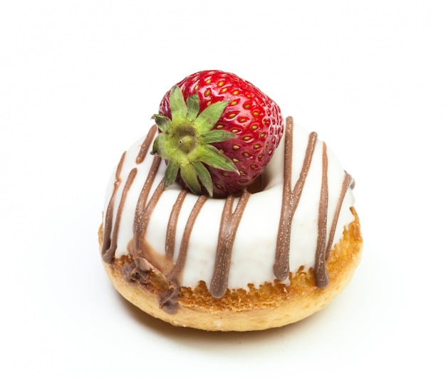 Divers beignets sur une surface blanche