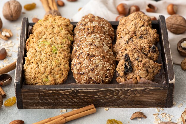 Divers biscuits à l'avoine avec noix, fruits secs et fruits confits