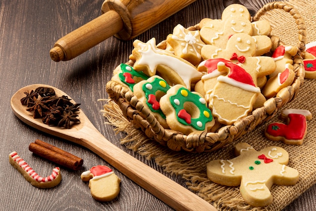 Divers biscuits de pain d'épice faits maison de Noël.