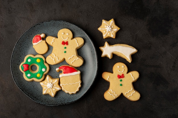 Divers biscuits de pain d'épice faits maison de Noël.