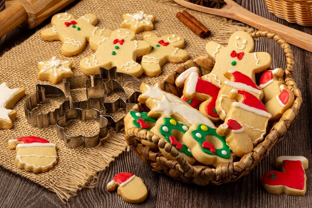Divers biscuits de pain d'épice faits maison de Noël.