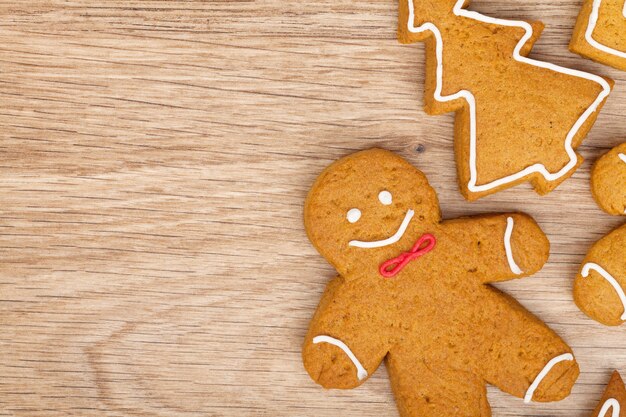 Divers biscuits de pain d'épice de noël faits maison sur fond de bois avec espace de copie