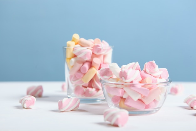 Divers bonbons et bonbons sur la table sur un fond coloré