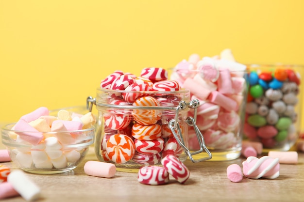 Divers bonbons et bonbons sur la table sur un fond coloré