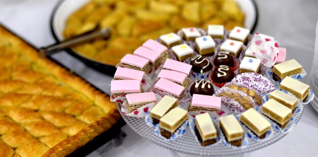 Photo divers bonbons et dessert turc baklava avec des noix sur une tableimage d'un