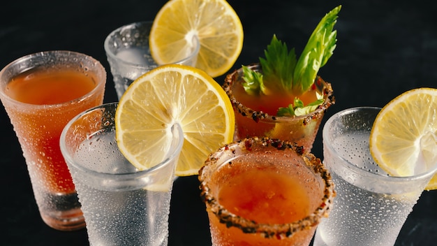 Divers cocktails alcoolisés dans une boîte de nuit.