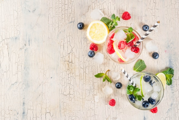 Divers cocktails de limonade aux baies ou de mojito