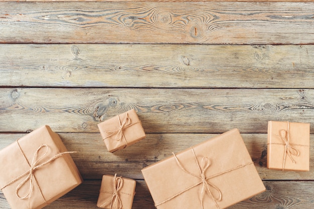 Divers coffrets cadeaux sur table en bois, vue de dessus