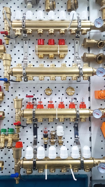 Divers collecteurs de chauffage de l'eau et d'autres équipements pour les systèmes de chauffage de l'eau domestique sur un stand dans un magasin