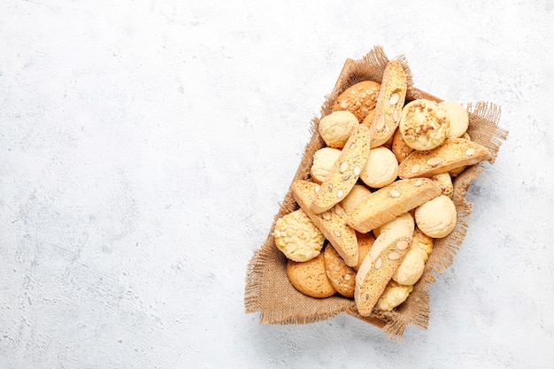 Divers cookies dans un plateau en bois gris