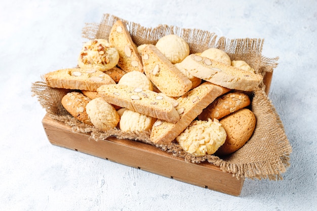 Divers cookies dans un plateau en bois gris