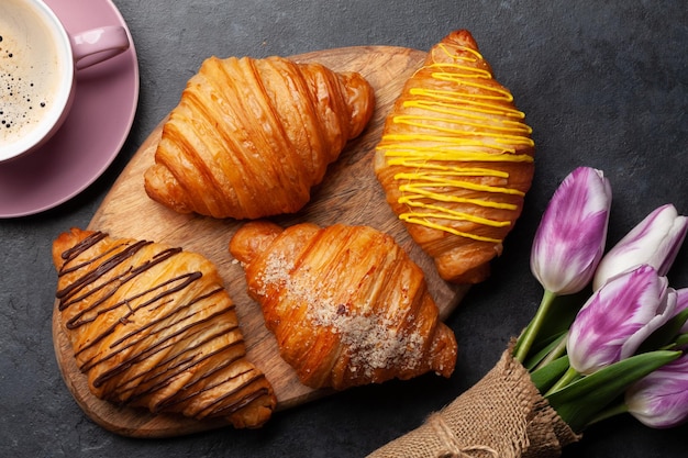 Divers croissants et café