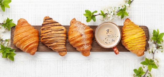 Divers croissants et café