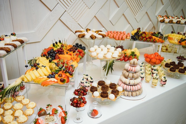 Divers dessert avec des fruits frais sur la ligne de buffet sucré