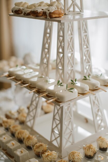 Divers desserts et gâteaux sur la table du buffet au mariage